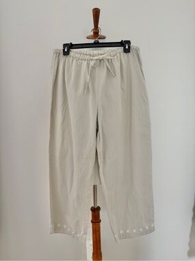 Daisy Embroidered Capri Pants